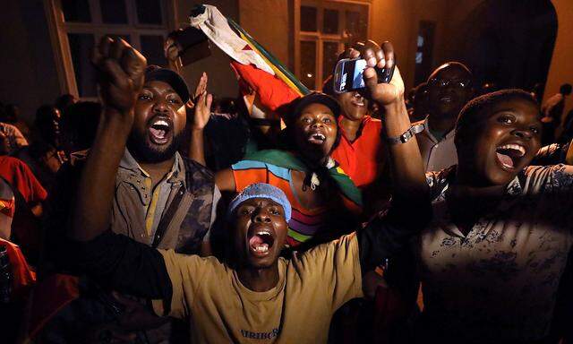 In Harare strömten die Menschen auf die Straßen, um ausgelassen das Ende der 37-jährigen Mugabe-Ära zu feiern.