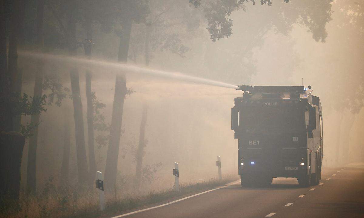 Mit schwerem Gerät versuchte die Feuerwehr ein Übergreifen der Flammen auf Dörfer in der Nähe zu verhindern. Hierfür zogen die Einsatzkräfte mit einem Radlader und einer großen Planierraupe mehrere Schneisen in den Wald.