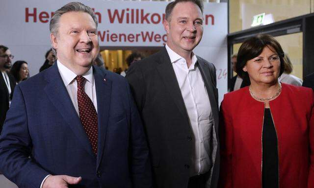 Bürgermeister Michael Ludwig (l.), SPÖ-Vorsitzender Andreas Babler und AK-Präsidentin Renate Anderl bei der Klubtagung der SPÖ Wien.