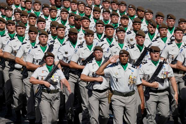 Weitere Bilder von der Militärparade in Paris anlässlich des französischen Nationalfeiertags.