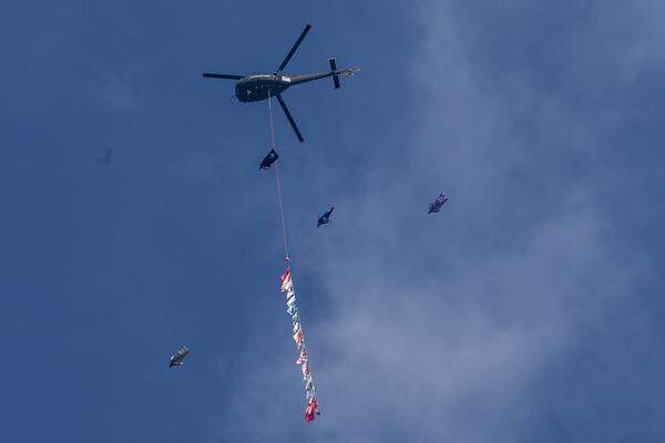 Die Fallschirmspringer der Red Bull Flying Aces zeigten ein Wingsuites-Rennen.