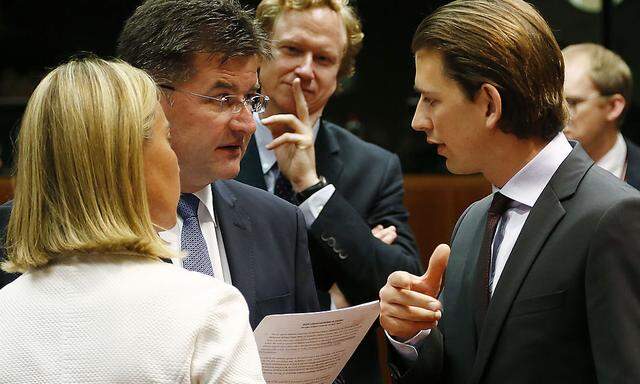Die Außenminister der EU-Staaten trafen in Brüssel zusammen. Im Bild: Sebastian Kurz (re.) mit seinen Amtskollegen Federica Mogherini (Italien) und Miroslav Lajcak (Slowakei).
