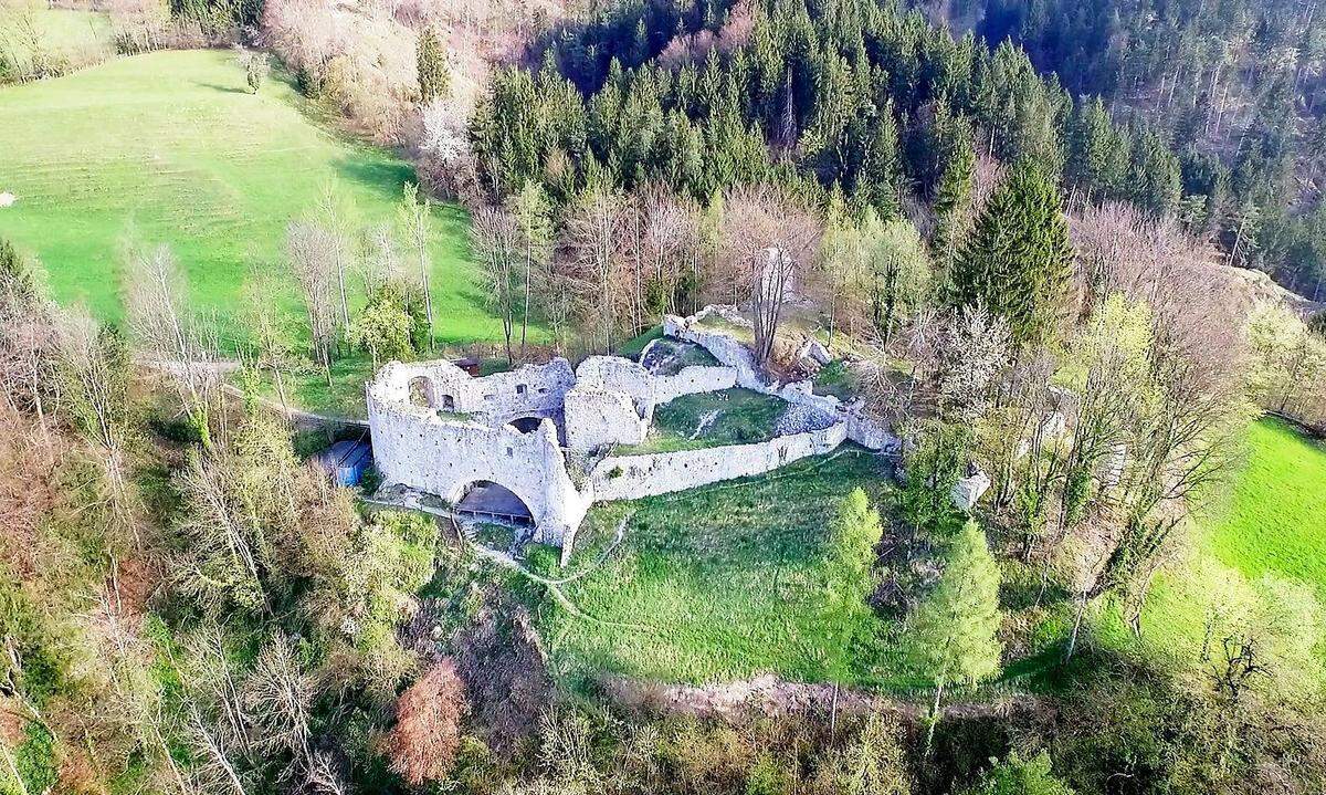 Tirol, auf den Spuren von Kaiser Maximillian: In Thaur liegt eine bedeutende Ruine - und die Schatten seines Wirkens auf lokaler Ebene. Hier gibt es Geschichten von der Sorge des Kaisers um die Burg und deren BewohnerInnen, von der Not der Thaurer unten im Dorf und oben am Berg. Daneben bieten ein digitaler Rundgang durch die Burgruine und die Exponate des Museums „rundumthaur“ Einblicke in die Geschichte.