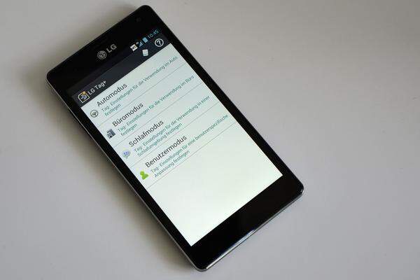 LG legt dem Smartphone zwei NFC-Tags bei. Das sind kleine Plättchen, die etwa im Auto oder am Nachtkästchen montiert werden sollen. Die Tags speichern bestimmte Einstellungen und geben diese per Nahfunk NFC an das Smartphone weiter, sobald das Gerät nahe genug ist. Im Schlafzimmer könnte so automatisch der Klingelton abgedreht und der Wecker aktiviert werden.