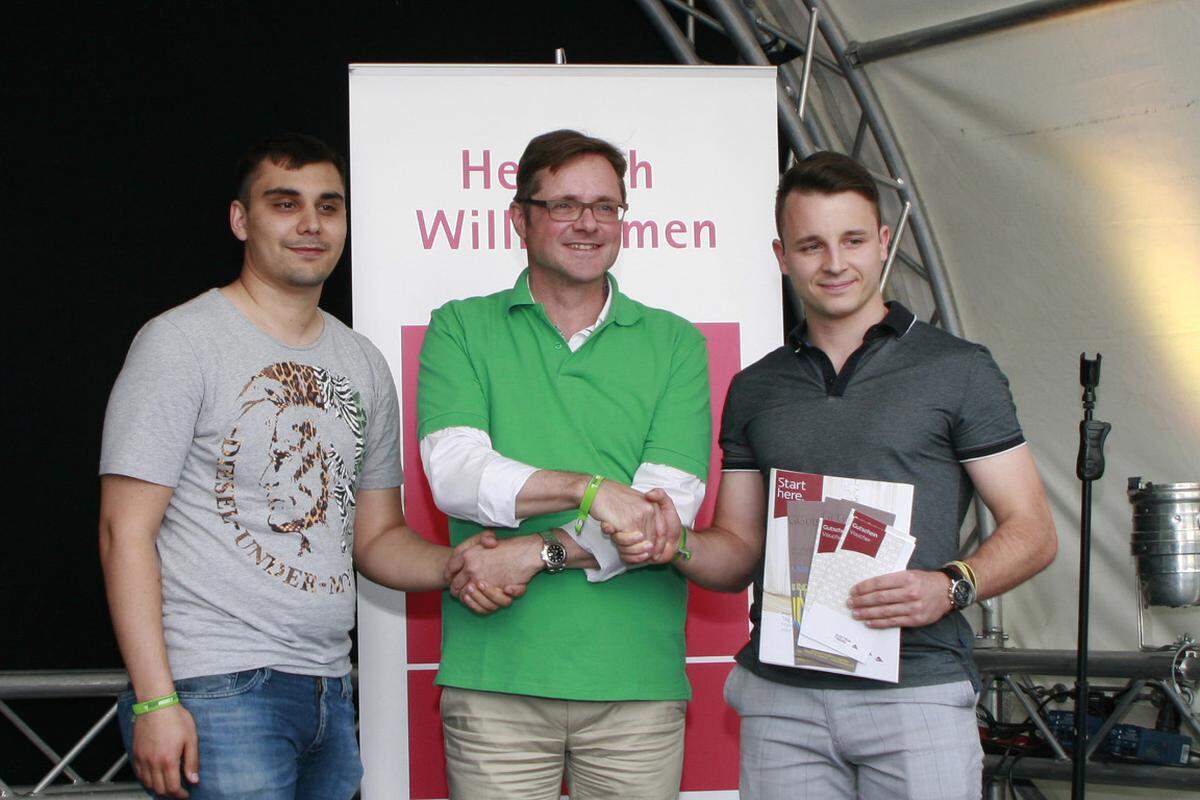 Das schnellste Team, „Hugo &amp; the Boss“, war nach nur 2 Minuten und 4 Sekunden im Ziel: David Habib (links) und Matthias Stelzmüller (rechts). In der Mitte Manfred Hämmerle, der Geschäftsführer von IIR.