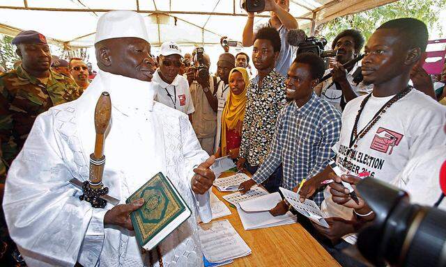 Jammeh in einem Wahllokal.