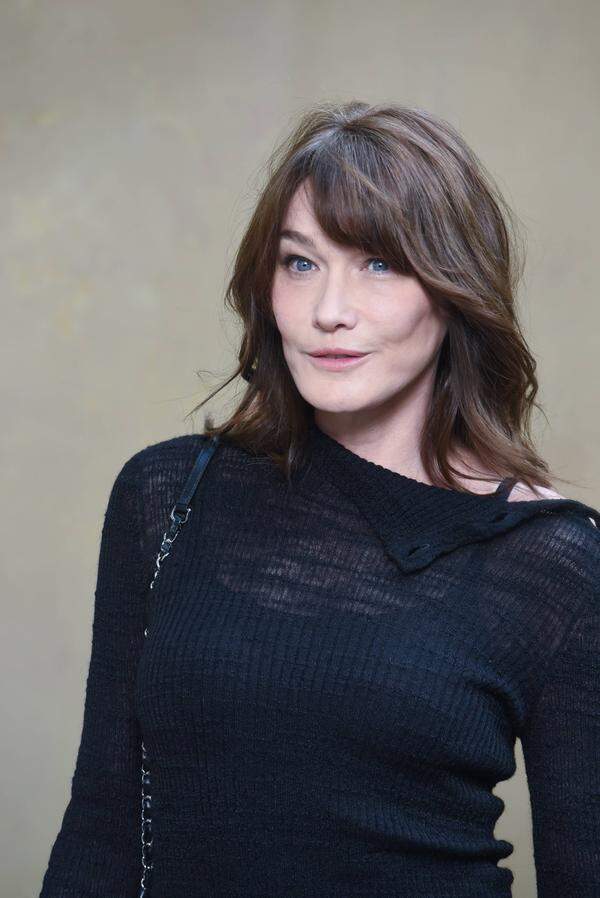 Und was ist denn da passiert? Carla Bruni, ihres Zeichens Sängerin, ehemaliges Model und Ex-First-Lady Frankreichs, ist Schönheitsoperationen nicht abgeneigt. Bei ihrem Auftritt im Zuge der Chanel-Modeschau in Paris, war das einmal mehr zu erkennen. Falten, wie sie andere 50-Jährige haben, hat sie zwar nicht, dafür fehlt aber auch die Mimik.