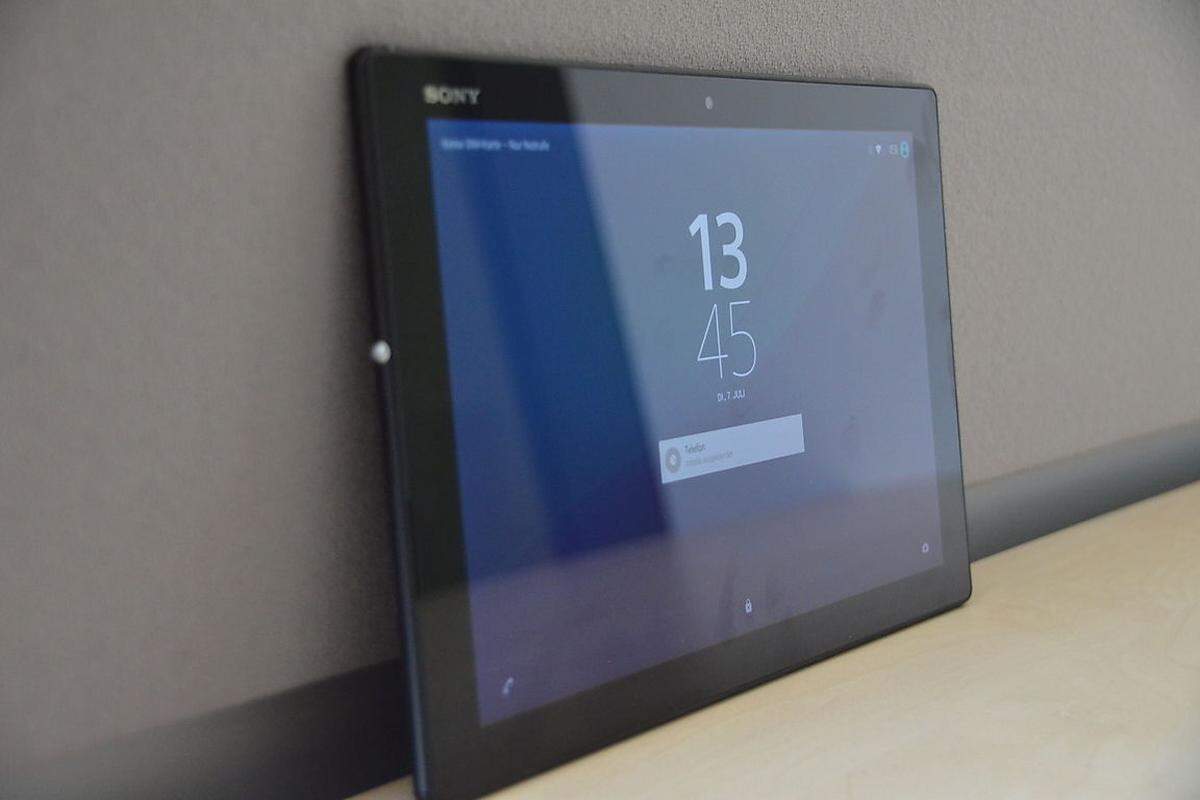 Die vierte Generation des Xperia-Z-Tablets wurde bereits in Barcelona im März vorgestellt und hat es jetzt allmählich in die heimischen Verkaufsregale geschafft. Schon vorab sei verraten: Das Gerät kann dem iPad Air 2 in vielen Belangen das Wasser reichen.