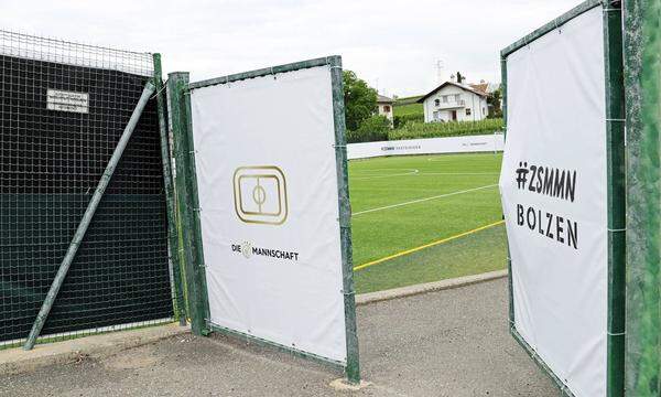 Eingang zum Fußballplatz des Fußballclub Girlan. Dieser steht dem DFB-Team am Teamhotel Weinegg zur Verfügung als "Bolzplatz"