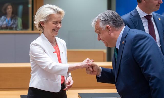 Ist das ein Handkuss? Viktor Orban und Ursula Von Der Leyen unlängst in Brüssel.