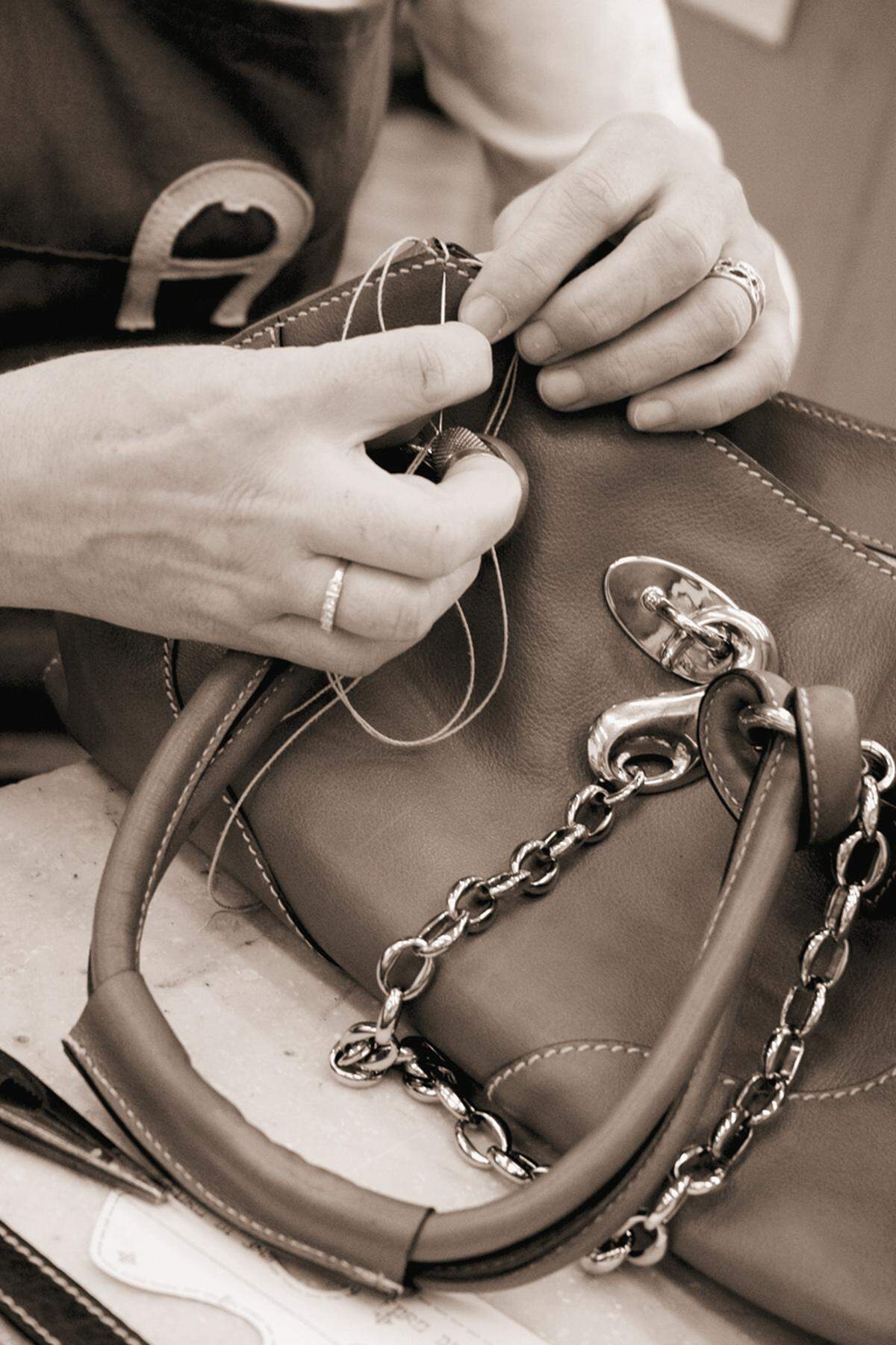 Handstiche sind bei jeder Tasche nötig und sorgen für Handwerks-optik.