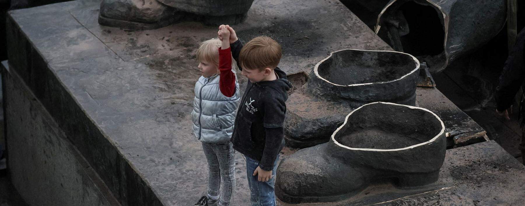  Kein Meisterwerk und auch ideologisch nicht mehr ertragbar: Das Monument der russisch- ukrainischen Freundschaft wurde am 26. 4. 2022 demontiert.