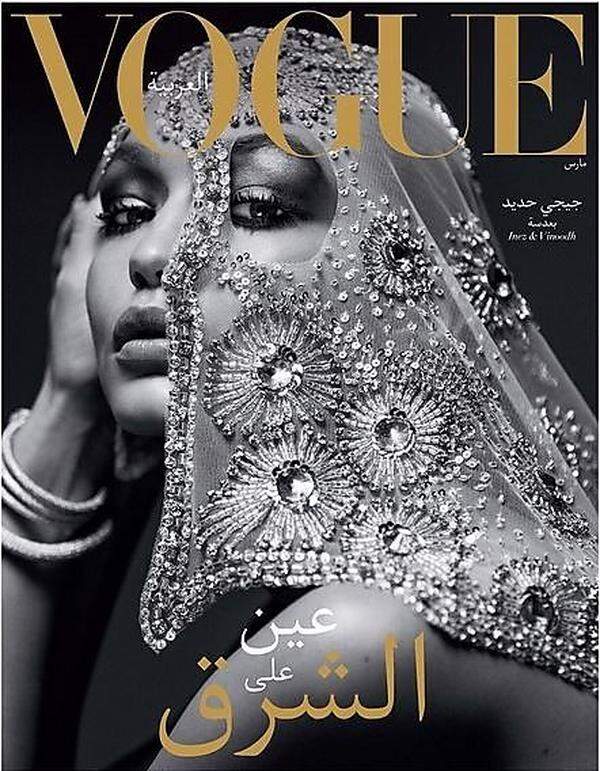 Seit März 2017 gibt es auch die "Vogue Arabia". Auf dem Cover der ersten Ausgabe zeigte sich Topmodel Gigi Hadid verschleiert. Sie selbst ist keine Muslima, aber Halb-Palästinenserin. Das Cover erhielt viel Anerkennung als ein Zeichen für wachsende Inklusionsbestrebungen der Modebranche - tatsächliche Hidschabträgerinnen meldeten sich allerdings auch zu Wort, viele von ihnen auf dem Kurznachrichtendienst Twitter: Hadid erhalte Lob für das Bild mit Hidschab, während sie selbst tagtäglich mit Anfeindungen leben müssen - wegen ihrer Entscheidung, Hidschab zu tragen.