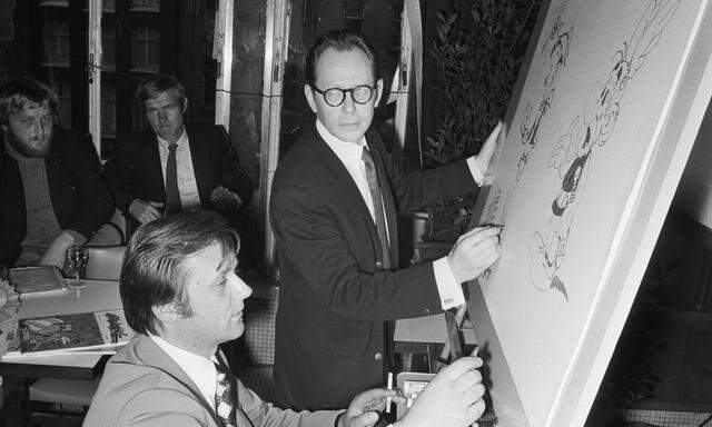 Asterix-Zeichner Albert Uderzo, hier gemeinsam mit Lucky Luke-Zeichner Standing, 1971 in Amsterdam.
