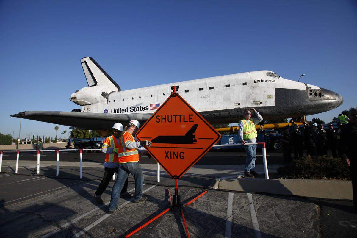 Für seine 19 Kilometer lange letzte Reise durch die kalifornische Metropole bis zum Museum benötigte das Space Shuttle drei statt der ursprünglich vorgesehenen zwei Tage.