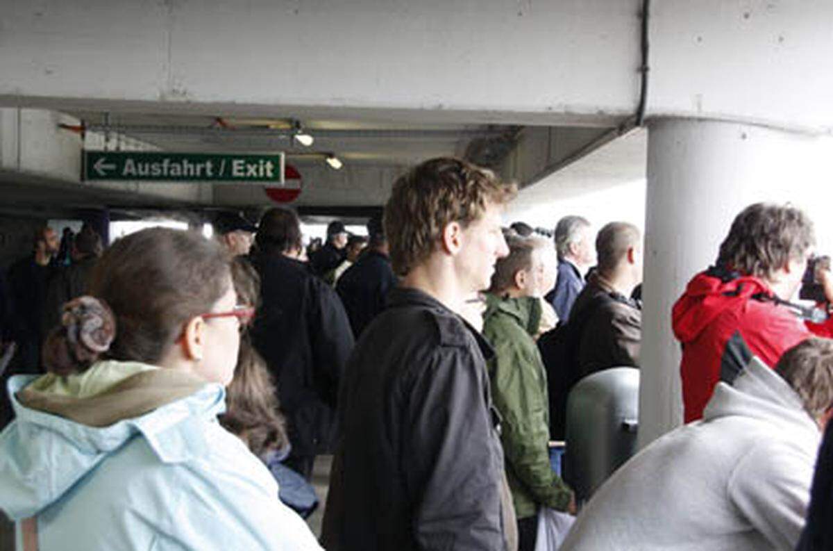 Flughafen Wien Schwechat, 2. Juni 2010, Parkhaus, Deck 8. Mehr als tausend Menschen haben sich eingefunden, erwartungsvoll, um "Ihn" zu sehen. Text und Bilder: Martin Deutsch