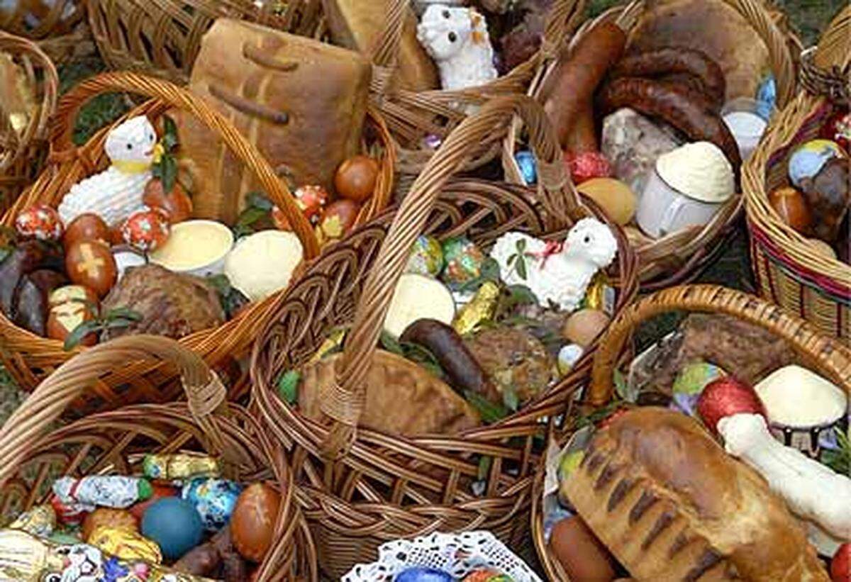Die Segnung der Osterspeisen geht bis ins 7. Jahrhundert zurück. Die volkstümliche "Fleischweihe" ist der fröhliche Abschluss der Fastenzeit. Im Korb finden sich alle Speisen, die man in der 40-tägigen Fastenzeit nicht essen durfte: Fleisch, Eier und Salz etwa.
