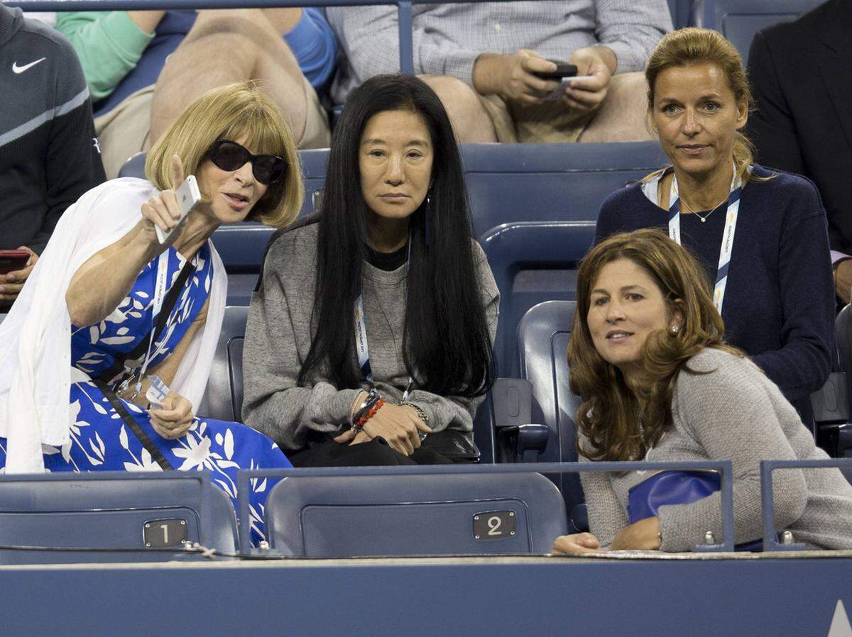 Anna Wintour fachsimpelt etwa mit Designerin Vera Wang (Mitte) und Roger Federers Frau Mirka.