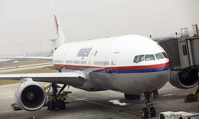 Eine baugleiche Boeing 777-200 der Malaysia Airlines vor ihrem Abflug von Peking nach Kuala Lumpur.