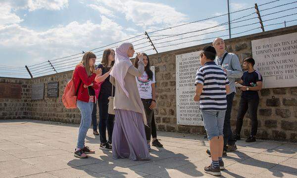 Jüdische und muslimische Jugendliche haben am Dienstag gemeinsam das ehemalige Konzentrationslager in Mauthausen besucht. Damit wollen sie ein starkes Signal für interreligiöse Toleranz setzen.