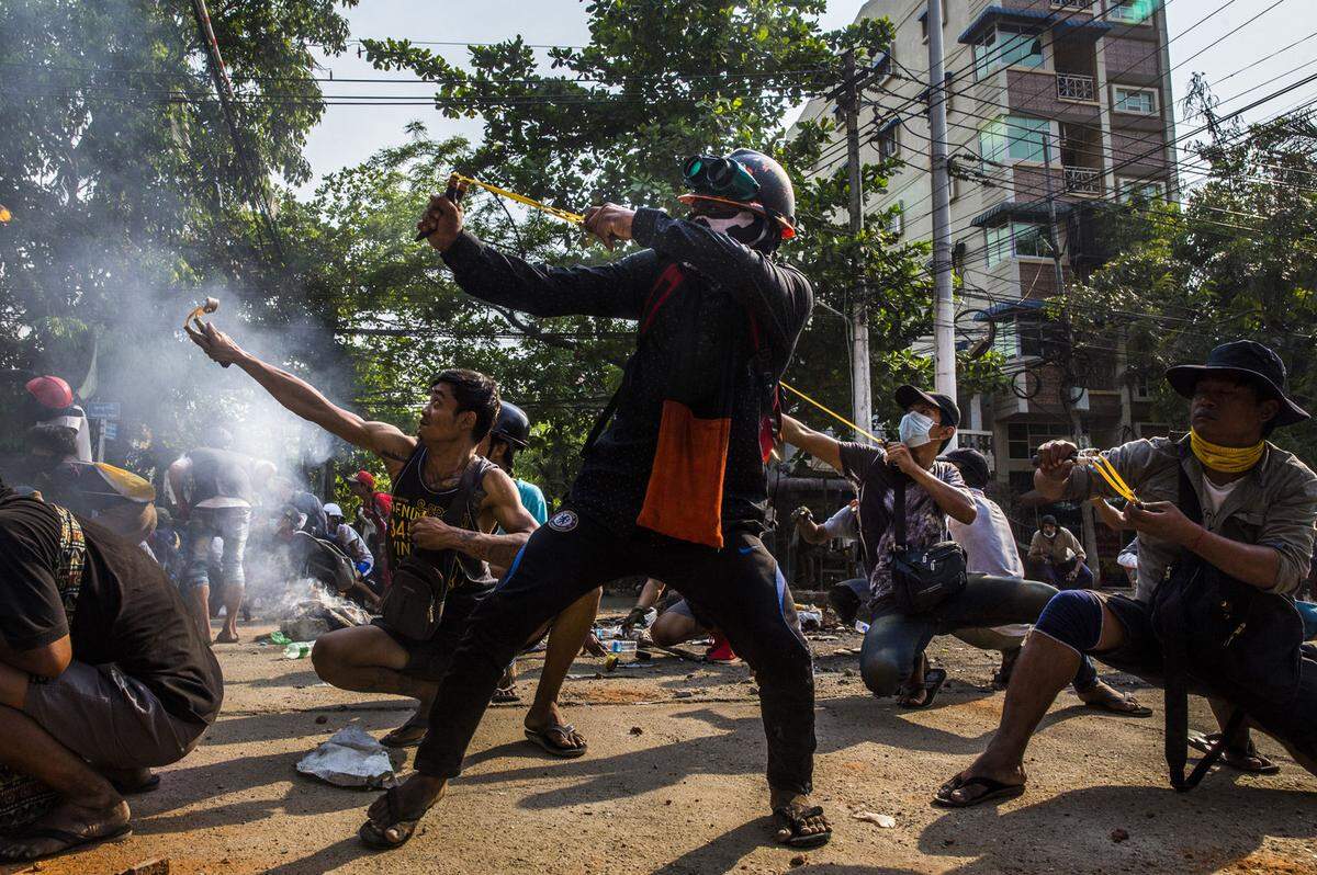 Der Urheber dieses Bildes für die "New York Times" will anonym bleiben. Das Foto zeigt Demonstranten bei einem Zusammenstoß mit Sicherheitskräften in Myanmar, nachdem das Militär dort die Macht an sich gerissen hat.