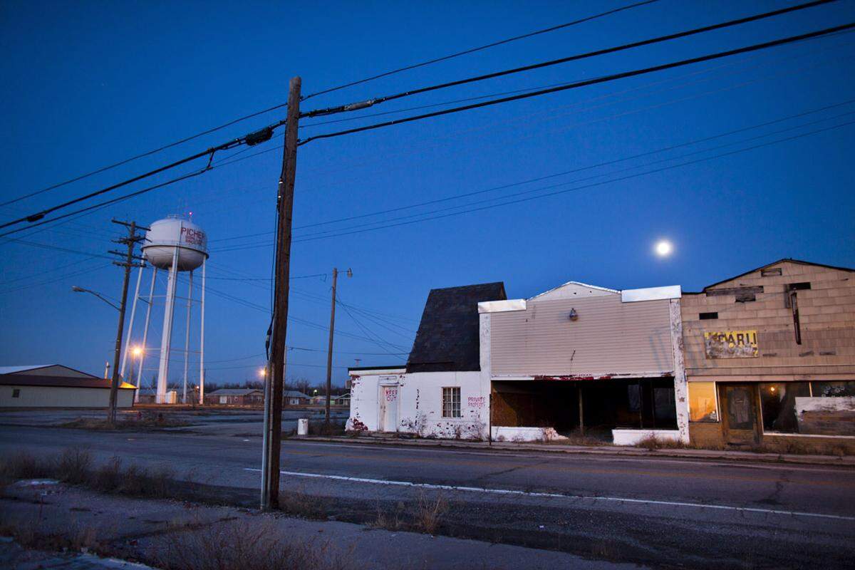 Die Stadt Picher im US-Staat Oklahoma ist wohl die jüngste Geisterstadt der USA. In der Blütezeit des Bergbaus lebten hier 16.000 Menschen, nun ist Picher im Begriff, von der Landkarte zu verschwinden.Weiter: Eine Fotoreportage aus der "giftigsten Stadt der USA".