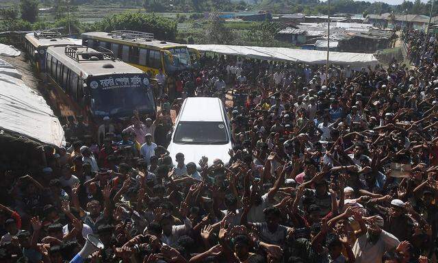 Angehörige der Rohingya demonstrieren im Grenzgebiet zwischen Bangladesch und Myanmar gegen eine geplante Rückführung.