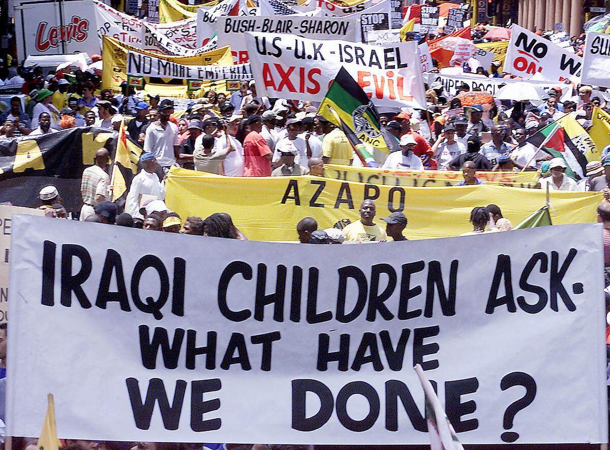 "Irakische Kinder fragen: Was haben wir gemacht?", stand auf diesem Transparent, das Demonstranten in Johannesburg vor sich her trugen.