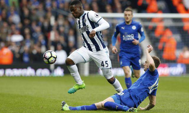 West Bromwich Albion's Jonathan Leko in action with Leicester City's Andy King