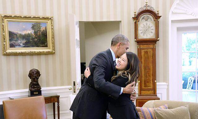 US-Präsident Barack Obama umarmt die vom Ebola-Virus geheilte Krankenschwester Nina Pham im Weißen Haus.