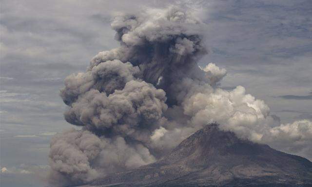 200 Jahre nach dem Tambora kommt es beim indonesischen Vulkan Sinabung zu Eruptionen.