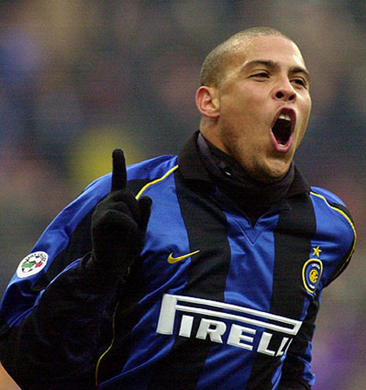 Im Sommer 1997 wechselt der Brasilianer zu Inter Mailand. Außer dem Uefa-Cup 1998 kann Ronaldo dort in fünf Jahren keine weiteren Titel sammeln.
