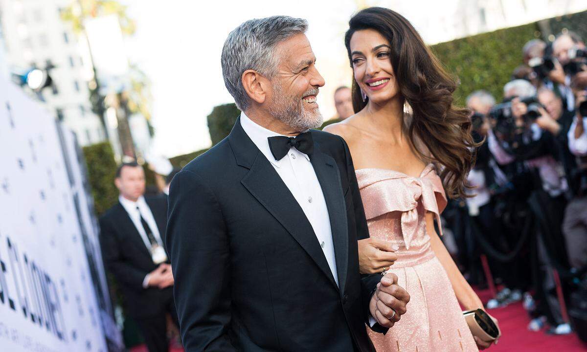 "Ich glaube nicht, dass ich jemals wieder heirate oder Kinder bekomme", sagte George Clooney noch 2008 in einem Interview mit "Britain' Sunday People". Zehn Jahre später hat der 57-Jährige nicht nur Ehefrau Amal an seiner Seite, sondern ist auch Papa von einjährigen Zwillingen.