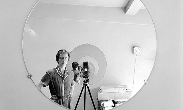 Kindermädchen und Fotogenie: Vivian Maier auf einem ihrer zahlreichen Selbstporträts