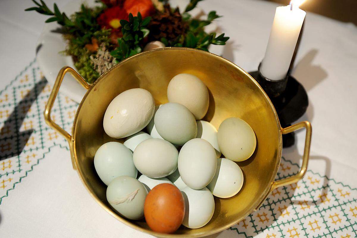 Die Eier für die Frühstücksgäste kommen direkt vom Hof und sind alles andere als einheitlich.