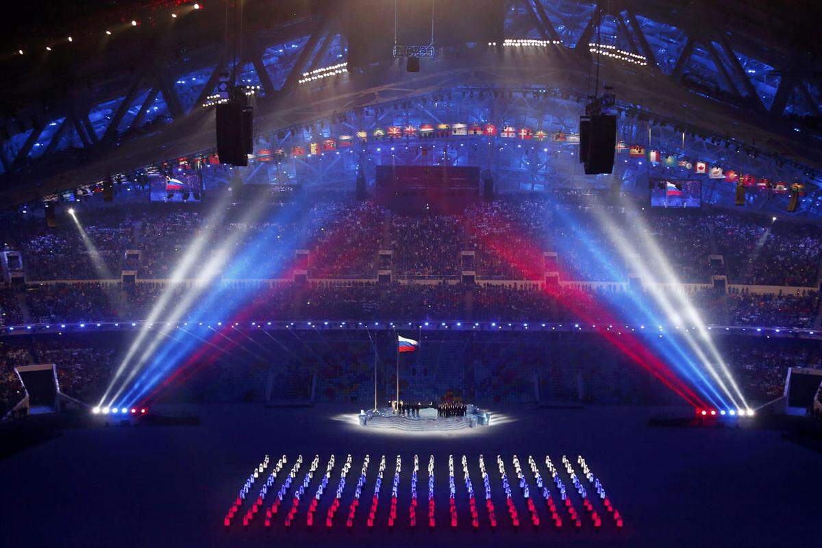 Anschließend wurde die russische Fahne gehisst und ein Männerchor intonierte die Hymne.