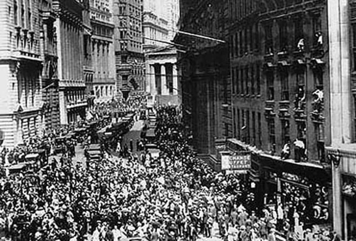 Das änderte sich schlagartig am Donnerstag, den 24. Oktober 1929. Ohne erkennbaren Grund wollten plötzlich alle nur noch eins: Ihre Aktien loswerden. Die Börsen in Europa wurden am folgenden Tag in den Strudel gerissen, weswegen der Crash hier als "Schwarzer Freitag" in die Geschichte einging. Sein Hoch von 1929 erreichte der Dow Jones erst 25 Jahre später wieder.