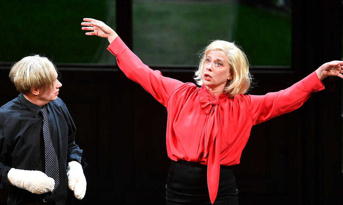 In Theresia Walsers Politik-Farce „Die Empörten“ begeisterte Peters heuer in Salzburg als Bürgermeisterin.