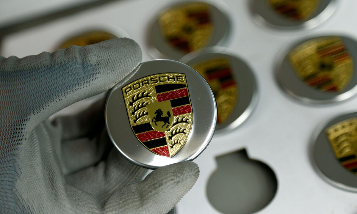 Einer der traditionsreichsten Autobauer ist das Stuttgarter Unternehmen Porsche. Die Premium-Marke bietet für Uniabsolventen Jobs in Forschung und Entwicklung sowie in Produktion und Logistik. Der Autobauer wurde von mehr als elf Prozent der Befragten als attraktiv eingestuft. (Ingenieure/IT: Platz 6)
