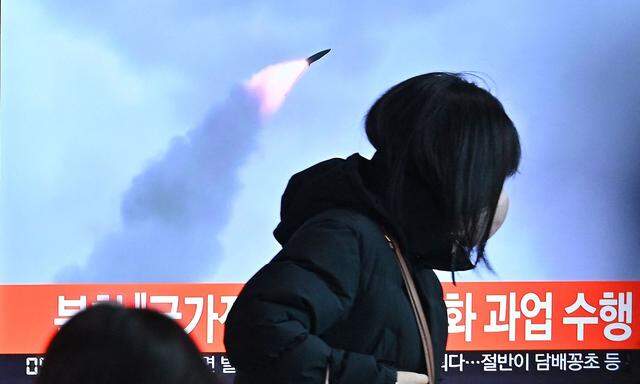 Fernsehsender in Südkorea zeigen Bilder des Flugkörpers, den Nachbar Nordkorea getestet hat.