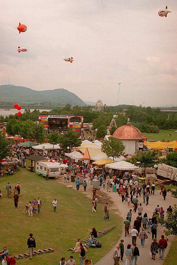 15.000 Besucher hatten sich die Veranstalter im ersten Jahr des Donauinselfestes erwartet. Es kamen 160.000 Menschen. 30 Jahre ist das her, seit das von Stadtpolitiker Harry Kopietz (SPÖ) initiierte Fest zum ersten Mal über die Bühne ging. Inzwischen ist es deutlich angewachsen. Drei Millionen Besucher zählt das Donauninselfest Jahr für Jahr. 2013 trat eine Band auf, die auch bei der Premiere dabei war, nämlich ...