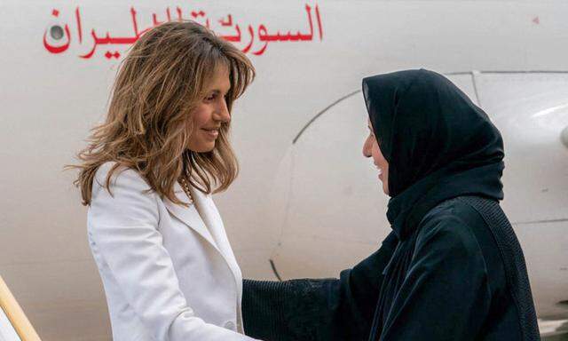Asma al-Assad (links) wurde von Fatima bint Mubarak, der Mutter des Präsidenten der Emirate, herzlich begrüßt.