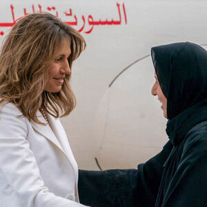 Asma al-Assad (links) wurde von Fatima bint Mubarak, der Mutter des Präsidenten der Emirate, herzlich begrüßt.