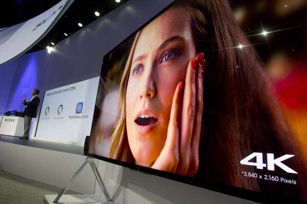 Auch LG springt auf den Trend zur vierfachen HD-Auflösung auf und präsentiert ebenfalls ein gebogenes Modell.
