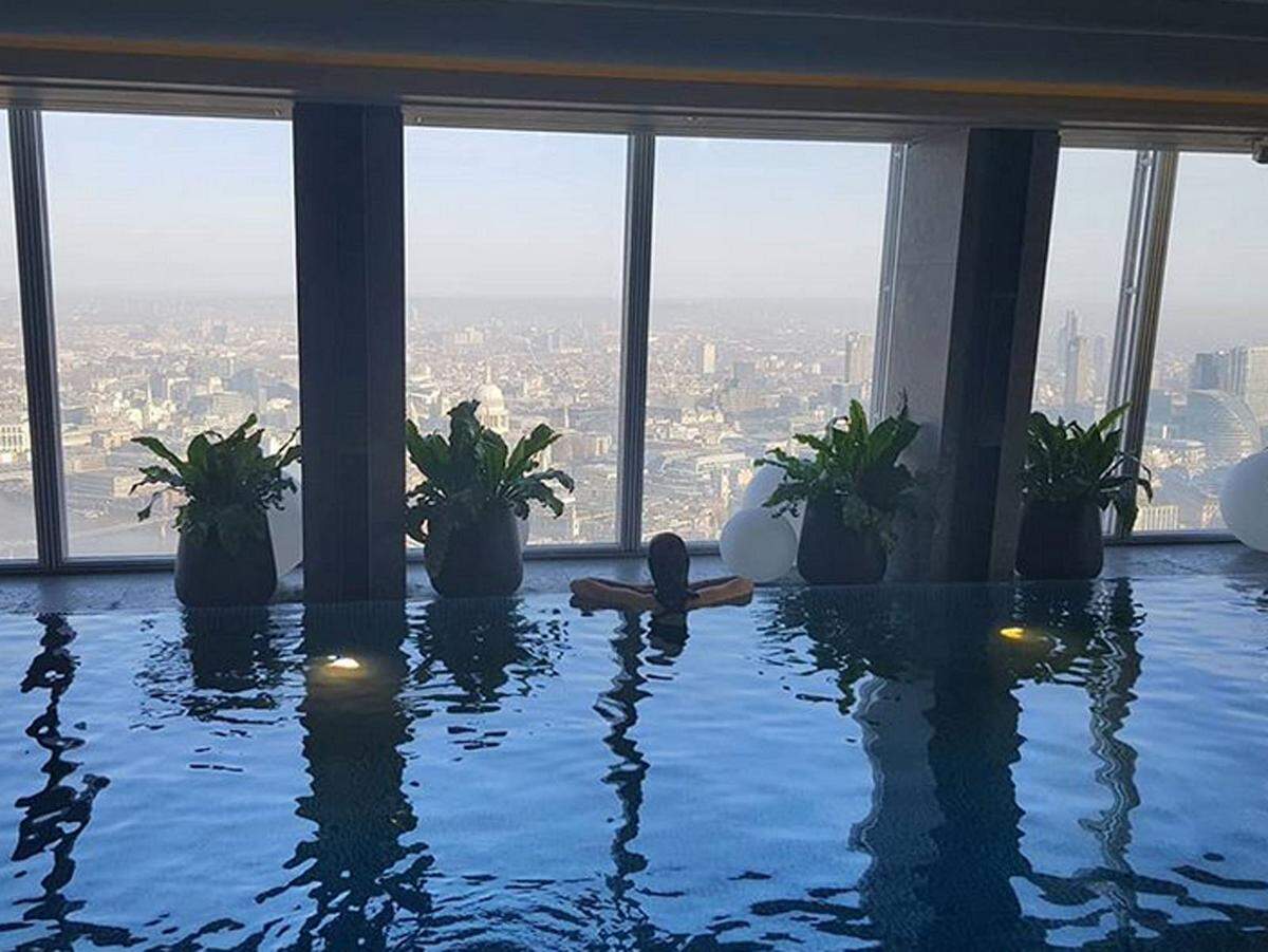 Sightseeing einmal anders: Das London Eye, Westminster und die St. Paul's Cathedral kann man sich vom Pool des Shangri-La Hotels in London aus dem 52. Stock ansehen.