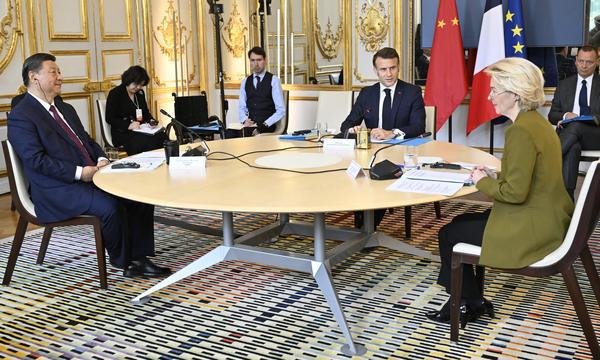 XI, Macron und von der Leyen am Montag im Élysée-Palast in Paris. Man beachte den schwarzen Becher vor Xi.