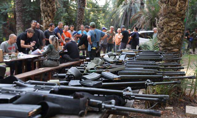 Israelis bei der Waffenvergabe im Kibbuz Ayyelet HaShahar an der libanesischen Grenze. 