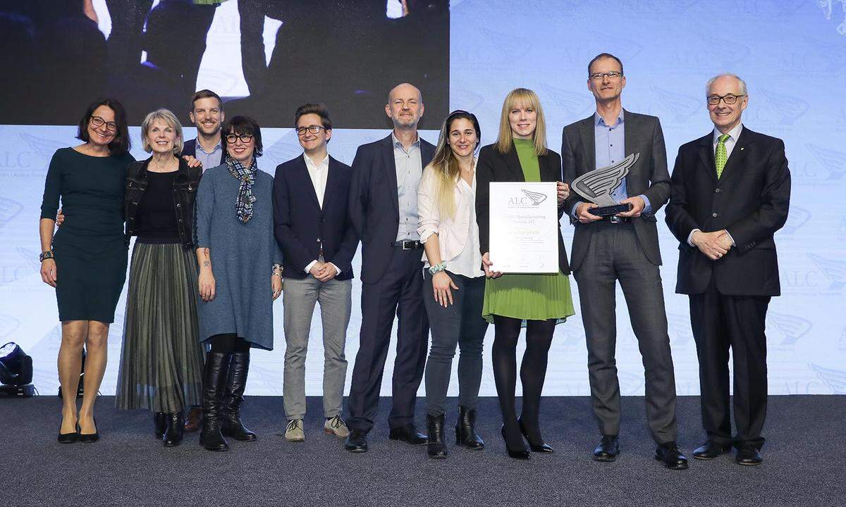 Die Auszeichnung ALC-Sonderpreis Inklusion geht an das Unternehmen Takeda Manufactoring Austria AG aus Wien. Zero Project-Initiator Martin Essl (ganz rechts) überreichte den ALC-Flügel an Takeda-Vorstand Karl-Heinz Hofbauer.