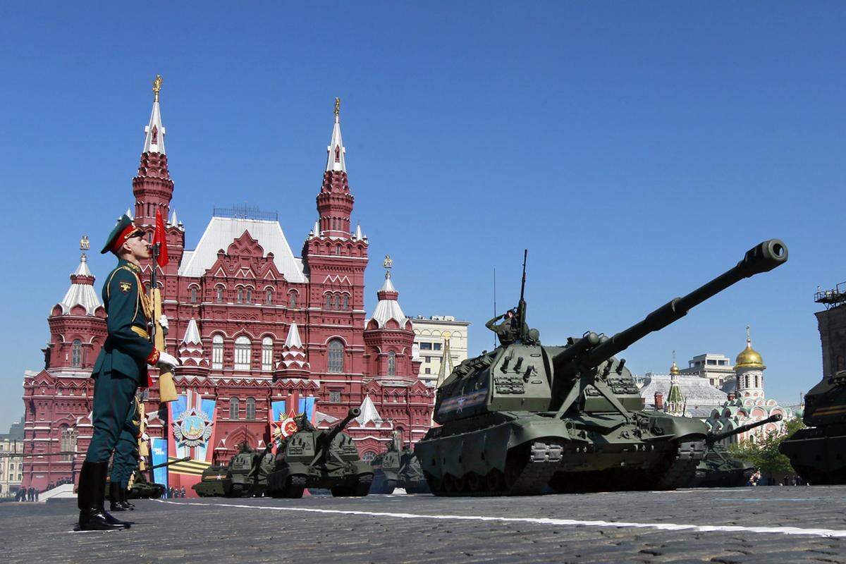 Mit einer großen Militärparade in Moskau hat Russland den 69. Jahrestag des Sieges über Nazi-Deutschland im Zweiten Weltkrieg gefeiert. Kremlchef Wladimir Putin nahm als Oberbefehlshaber den Aufmarsch am Freitag auf dem berühmten Roten Platz im Zentrum der Hauptstadt ab.