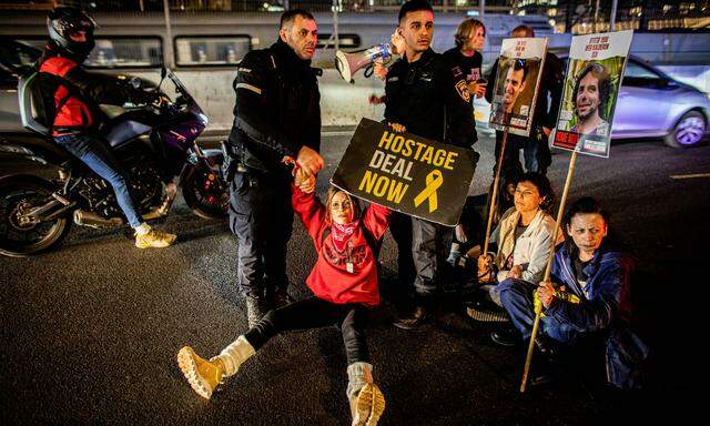 Straßenblockade in Tel Aviv. Aktivisten setzten sich für die Freilassung der Geiseln ein. 